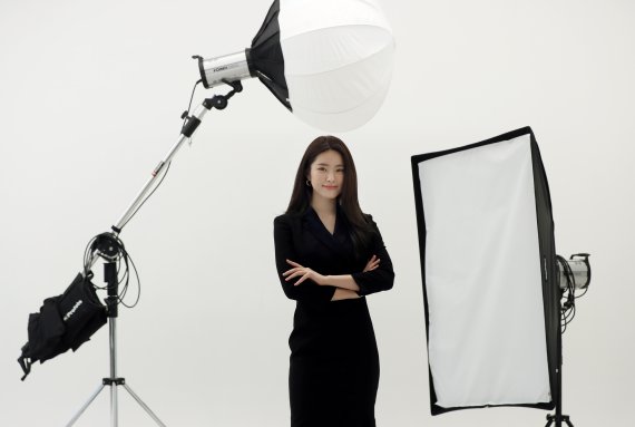 [서울=뉴시스] 고승민 기자 = 배우 하영이 지난달 26일 서울의 한 카페에서 뉴시스와 인터뷰하기 전 포즈를 취하고 있다. 2022.02.02. kkssmm99@newsis.com