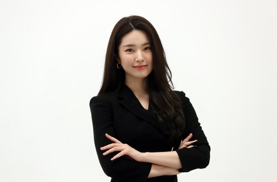 [서울=뉴시스] 고승민 기자 = 배우 하영이 지난달 26일 서울의 한 카페에서 뉴시스와 인터뷰하기 전 포즈를 취하고 있다. 2022.02.02. kkssmm99@newsis.com