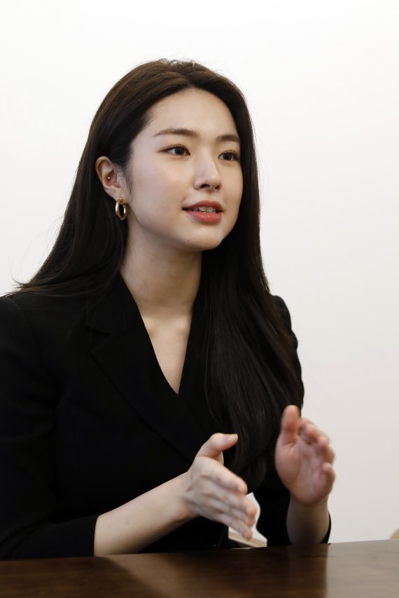 [서울=뉴시스] 고승민 기자 = 배우 하영이 지난달 26일 서울의 한 카페에서 뉴시스와 인터뷰하기 전 포즈를 취하고 있다. 2022.02.02. kkssmm99@newsis.com