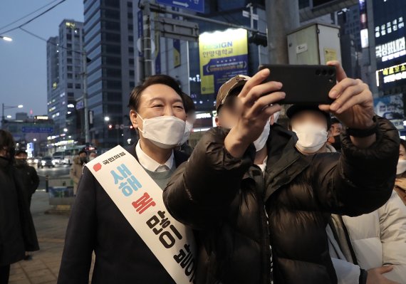 윤석열 국민의힘 대선 후보가 1월 31일 안양역 일대에서 설을 맞아 시민들에게 새해 인사를 하며 기념촬영하고 있다. 사진=국민의힘 선대본 제공