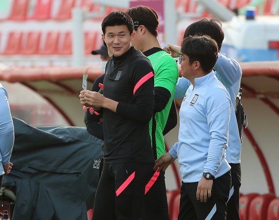 대한민국 축구대표팀 김민재가 31일 오후(현지시간) 아랍에미리트(UAE) 두바이 라쉬드 스타디움에서 오는 2월 1일 열리는 ‘2022 카타르월드컵 아시아 최종예선 A조 8차전' 시리아전을 앞두고 공식 훈련 전 건강음료를 마시고 있다. 2022.1.31/뉴스1 © News1 김진환 기자