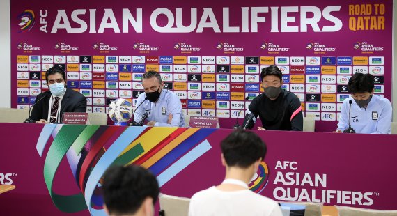 파울루 벤투 대한민국 축구대표팀 감독과 황의조가 31일 오후(현지시간) 아랍에미리트(UAE) 두바이 라쉬드 스타디움에서 오는 2월 1일 열리는 ‘2022 카타르월드컵 아시아 최종예선 A조 8차전' 시리아전을 앞두고 공식 기자회견에서 취재진 질문을 듣고 있다. 2022.1.31/뉴스1 © News1 김진환 기자