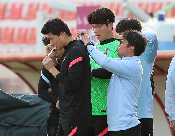 대한민국 축구대표팀 김민재가 31일 오후(현지시간) 아랍에미리트(UAE) 두바이 라쉬드 스타디움에서 오는 2월 1일 열리는 ‘2022 카타르월드컵 아시아 최종예선 A조 8차전' 시리아전을 앞두고 공식 훈련 전 건강음료를 마시고 있다. 2022.1.31/뉴스1 © News1 김진환 기자