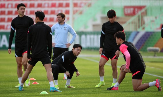 대한민국 축구대표팀 이동준(가운데)이 31일 오후(현지시간) 아랍에미리트(UAE) 두바이 라쉬드 스타디움에서 오는 2월 1일 열리는 ‘2022 카타르월드컵 아시아 최종예선 A조 8차전' 시리아전을 앞두고 공식 훈련 중 동료들과 대화를 나누고 있다. 2022.1.31/뉴스1 © News1 김진환 기자