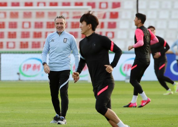 파울루 벤투 대한민국 축구대표팀 감독이 31일 오후(현지시간) 아랍에미리트(UAE) 두바이 라쉬드 스타디움에서 오는 2월 1일 열리는 ‘2022 카타르월드컵 아시아 최종예선 A조 8차전' 시리아전을 앞두고 공식훈련에서 선수들을 보며 환하게 웃고 있다. 2022.1.31/뉴스1 © News1 김진환 기자