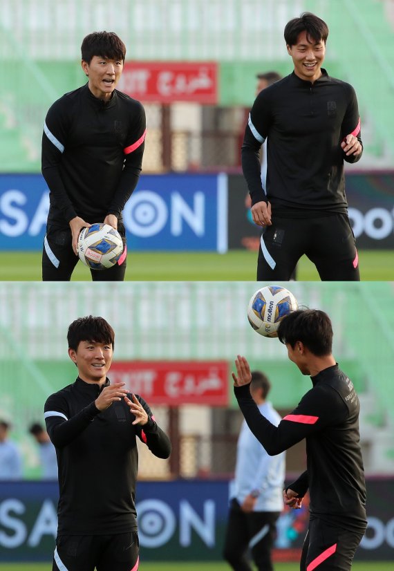 대한민국 축구대표팀 황인범과 백승호(오른쪽)가 31일 오후(현지시간) 아랍에미리트(UAE) 두바이 라쉬드 스타디움에서 오는 2월 1일 열리는 ‘2022 카타르월드컵 아시아 최종예선 A조 8차전' 시리아전을 앞두고 공식 훈련을 갖는 중 장난을 치고 있다. 2022.1.31/뉴스1 © News1 김진환 기자