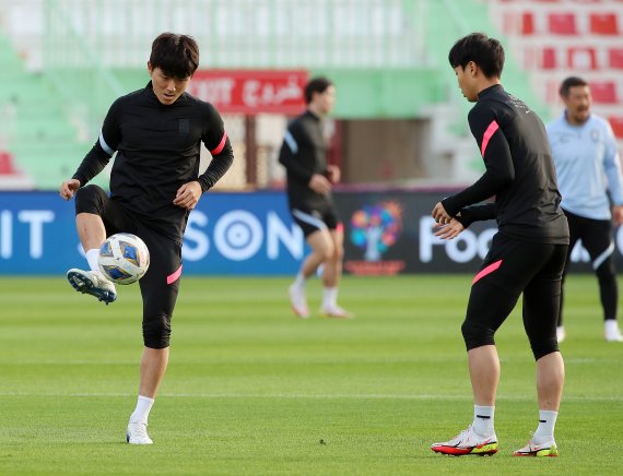 대한민국 축구대표팀 황인범과 백승호(오른쪽)가 31일 오후(현지시간) 아랍에미리트(UAE) 두바이 라쉬드 스타디움에서 오는 2월 1일 열리는 ‘2022 카타르월드컵 아시아 최종예선 A조 8차전' 시리아전을 앞두고 공식 훈련을 갖고 있다. 2022.1.31/뉴스1 © News1 김진환 기자