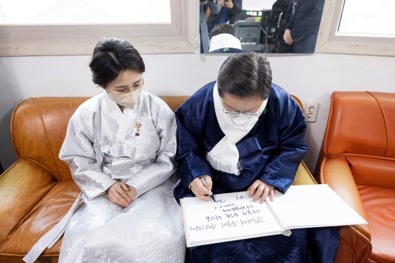 이재명 더불어민주당 대선 후보가 설 명절인 1일 오후 부인 김혜경 씨와 함께 경북 경주이씨 화수회를 방문해 방명록을 적고 있다. 더불어민주당 선대위 제공.