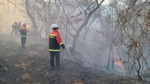 8일 오후 2시를 기해 울산 전역에 ‘화재위험경보’ 주의단계가 발령됐다. 울산지역은 당분간 실효습도 25% 이하의 건조한 날씨가 계속될 전망이어서 대형 산불 발생 우려가 높아지고 있다. 사진은 지난 1일 울산 울주군 서생면 대송리 야산에서 발생한 산불 모습. /사진= 울산소방본부 제공