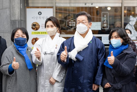 이재명 더불어민주당 대선 후보, 부인 김혜경 씨가 1일 경북 안동시 경주이씨 화수회를 방문해 설 인사를 하고 있다. 사진=더불어민주당 선대위 제공