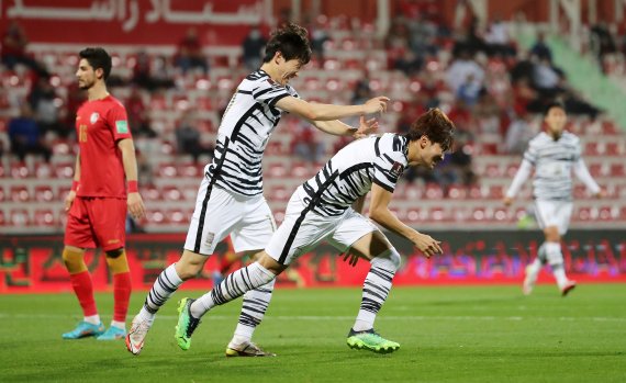 1일 오후(현지시간) 아랍에미리트(UAE) 두바이 라쉬드 스타디움에서 열린 '2022 카타르월드컵 아시아 최종예선 A조 8차전' 대한민국과 시리아의 경기, 후반 대한민국 김진수가 선취골을 넣은 후 환호하고 있다. 2022.2.2/뉴스1 © News1 김진환 기자