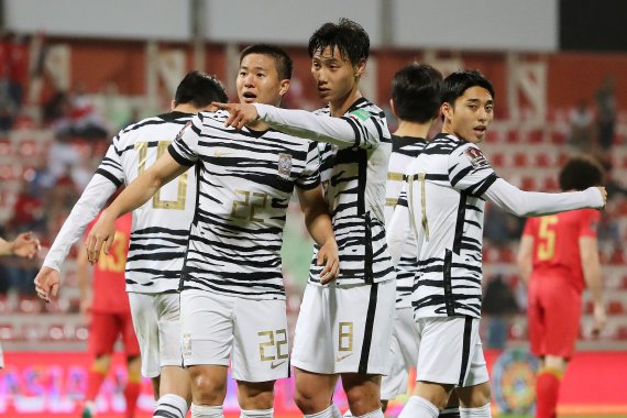 1일 오후(현지시간) 아랍에미리트(UAE) 두바이 라쉬드 스타디움에서 열린 '2022 카타르월드컵 아시아 최종예선 A조 8차전' 대한민국과 시리아의 경기, 후반 대한민국 권창훈이 두 번째 골을 성공시킨 후 백승호의 축하를 받고 있다. 2022.2.2/뉴스1 © News1 김진환 기자