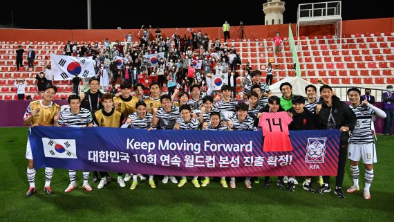 [두바이(아랍에미리트)=뉴시스] 배훈식 기자 = 대한민국이 10회 연속 월드컵 본선 진출을 확정한 1일(현지시간) 오후 아랍에미리트 두바이 라쉬드 스타디움에서 선수들이 기념촬영을 하고 있다. 이날 대한민국 대표팀은 시리아를 2대 0으로 물리치고 남은 경기 결과에 상관없이 월드컵 본선 진출을 확정했다. 2022.02.02. dahora83@newsis.com