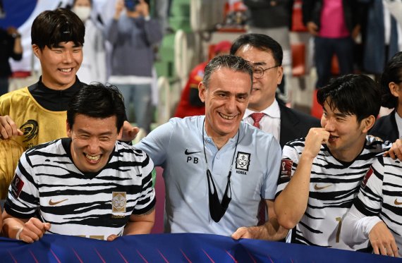 [두바이(아랍에미리트)=뉴시스] 배훈식 기자 = 대한민국이 10회 연속 월드컵 본선 진출을 확정한 1일(현지시간) 오후 아랍에미리트 두바이 라쉬드 스타디움에서 파울루 벤투 감독이 선수들과 환하게 웃으며 기쁨을 만끽하고 있다. 이날 대한민국 대표팀은 시리아를 2대 0으로 물리치고 남은 경기 결과에 상관없이 월드컵 본선 진출을 확정했다. 2022.02.02. dahora83@newsis.com