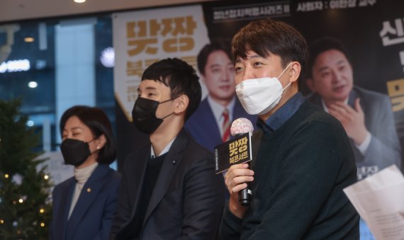 [서울=뉴시스] 국회사진기자단 = 이준석 국민의힘 대표가 28일 서울 여의도 한 카페에서 열린 'MZ세대라는 거짓말' 북 콘서트에서 축사하고 있다. 2022.01.28. photo@newsis.com