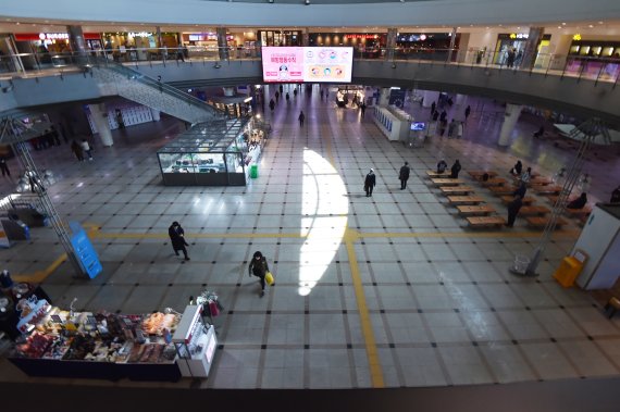 [수원=뉴시스] 경기 수원역 대합실 모습.