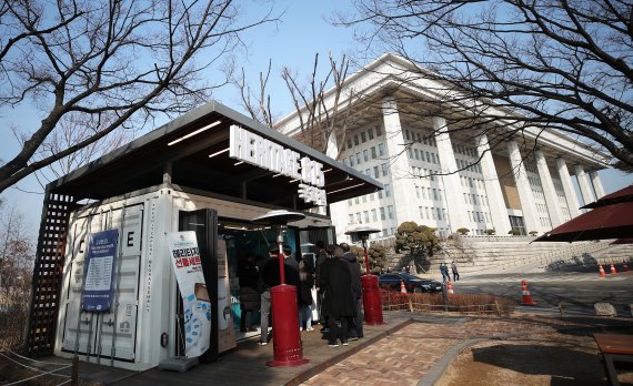 광복회가 수익사업으로 서울 여의도 국회의사당 경내에서 운영 중인 야외 카페 '헤리티지 815'. 사진=뉴스1