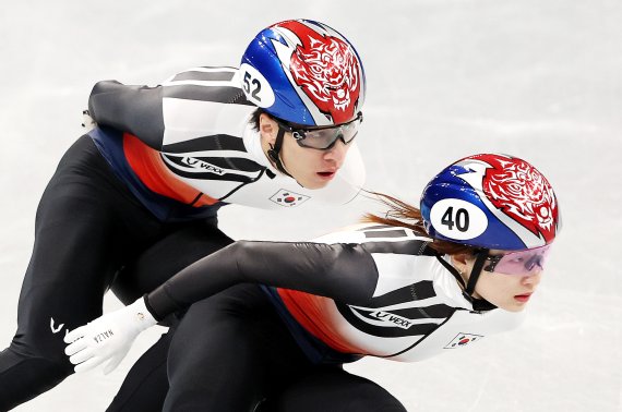대한민국 쇼트트랙 대표팀 황대헌(왼쪽)과 최민정이 2일 중국 베이징 캐피탈 실내 경기장에서 신설종목인 혼성계주 훈련을 하고 있다. /사진=뉴스1