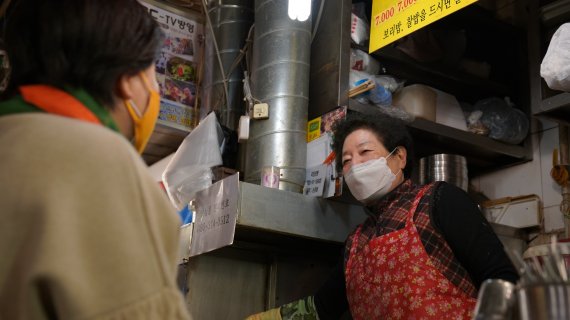 남대문 칼국수 골목에서 손정애 가게 사장을 만나는 심상정 정의당 대선 후보 © 뉴스1 (정의당 제공)