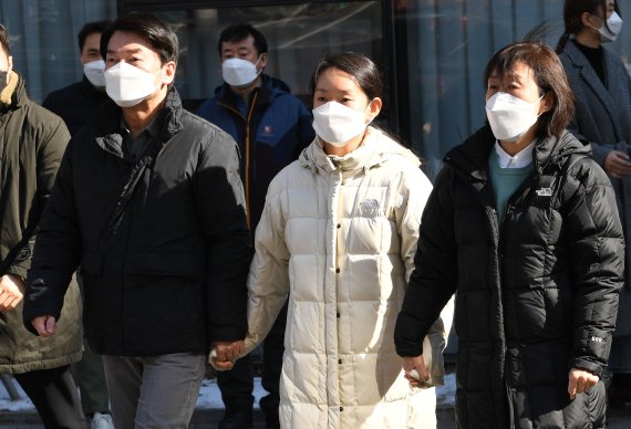 안철수 국민의당 대선 후보가 설 연휴 마지막 날인 2일 부인 김미경 교수, 딸 안설희 박사와 함께 코로나19 의료 봉사를 하기 위해 서울 중구보건소 선별진료소에 도착하고 있다. 이날 안 후보 부부는 검체 체취를, 딸 안설희 박사는 행정 업무 등을 지원했다. 2022.2.2/뉴스1 © News1 오대일 기자