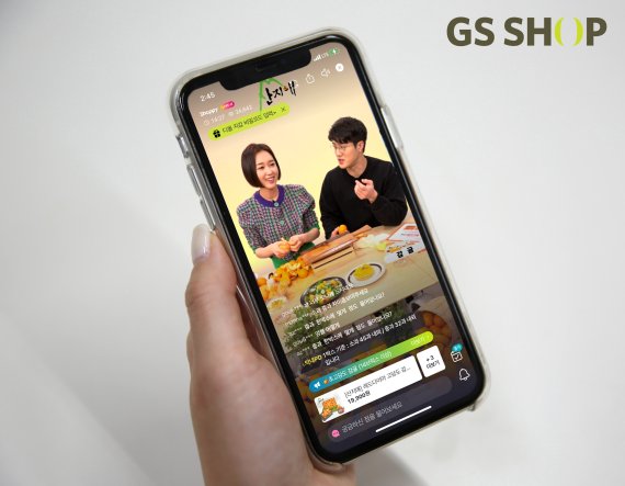 유통가 "10兆 라방 시장 잡아라" 전문 쇼호스트 구인 경쟁