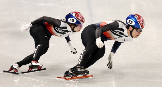 대한민국 쇼트트랙 대표팀 최민정(왼쪽)과 황대헌이 2일 중국 베이징 캐피털 실내 경기장에서 신설종목인 혼성계주 훈련을 하고 있다. /사진=뉴스1