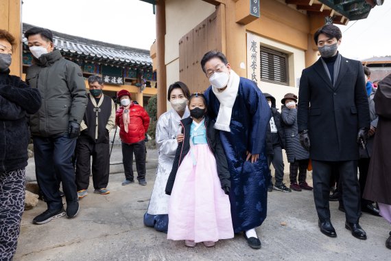 고향 안동 찾은 李 이재명 더불어민주당 대선 후보(오른쪽)와 부인 김혜경씨가 지난 1일 경북 안동 경주이씨 종친회를 방문해 한 어린이와 기념촬영을 하고 있다. 뉴시스