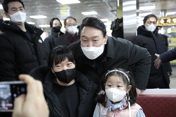 전통시장 방문한 尹 윤석열 국민의힘 대선 후보가 설 명절기간인 지난 1일 인천 강화풍물시장을 방문해 두 어린이와 포즈를 취하고 있다. 뉴시스