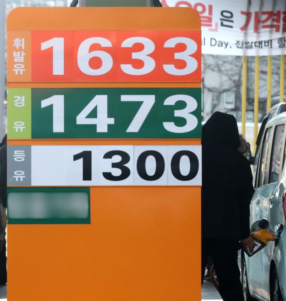 정부의 유류세 인하에도 휘발유 가격이 2주 연속 상승했다. 한국석유공사 오피넷에 따르면 2일 기준 전국 평균 휘발유 가격은 L당 1668원, 최고가 지역인 서울의 휘발유 가격은 L당 1741원으로 나타났다. 2일 서울 한 주유소의 유가판 뉴시스