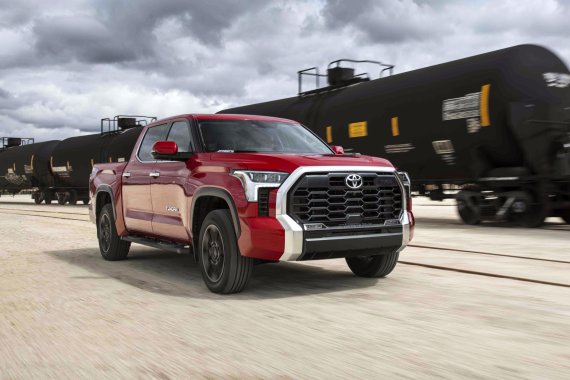 This photo provided by Toyota, shows the 2022 Toyota Tundra, which receives its first major redesign since 2007. The new Tundra offers a powerful engine and a comfortable ride. (Nathan Leach-Proffer/Speed Photos/Courtesy of Toyota Motor Sales U.S.A. via AP) /뉴시스/AP /사진=뉴시스 외신화상