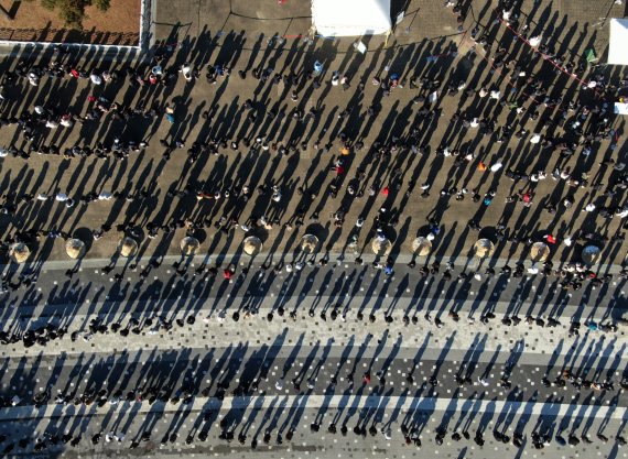 설 연휴 마지막 날인 어제 2일 서울 마포구 월드컵공원 평화광장에 마련된 임시선별검사소에서 시민들이 코로나19 검사를 받기 위해 길게 줄 서 있다. /사진=뉴스1