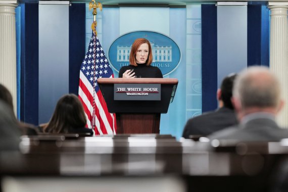 젠 사키 미국 백악관 대변인이 2일(현지시간) 미 워싱턴 백악관 언론 브리핑에서 말하고 있다.로이터뉴스1