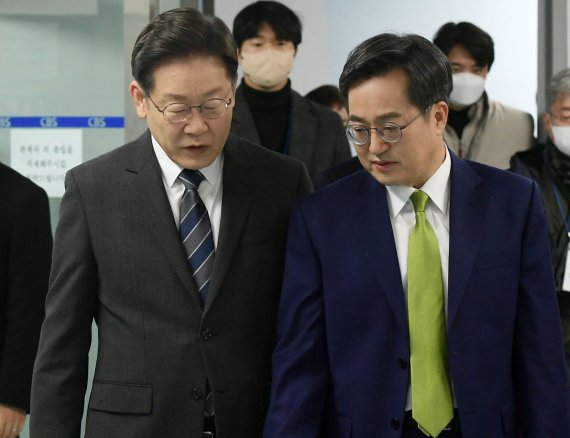 17만명이 동시에 봤다..이재명-김동연 양자토론 역대급 흥행