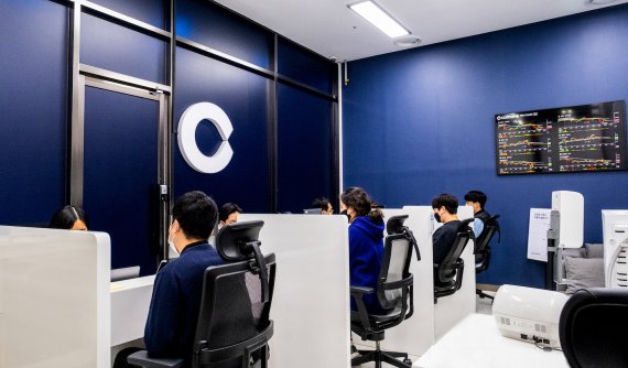 빗썸과 코인원 등은 트래블룰 대응 합작법인 코드(CODE)를 설립하고 트래블룰 시스템 도입을 추진 중이다. 회원사간에 연동 테스트를 마치고 2월 중에는 본격적인 솔루션 운영에 들어간다는 입장이다. 특금법상 트래블룰 도입 강제 시점은 3월말이다. 사진은 코인원 고객센터 /사진=뉴시스