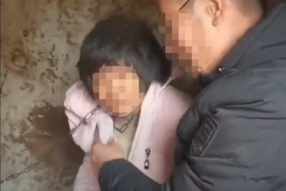 목에 쇠사슬을 차고 있는 여성과 그를 찾아간 블로거. /사진=웨이보