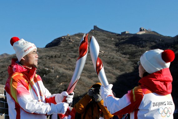 3일 중국 만리장성 앞에서 베이징 동계올림픽 성화를 봉송하는 모습. 로이터 뉴스1