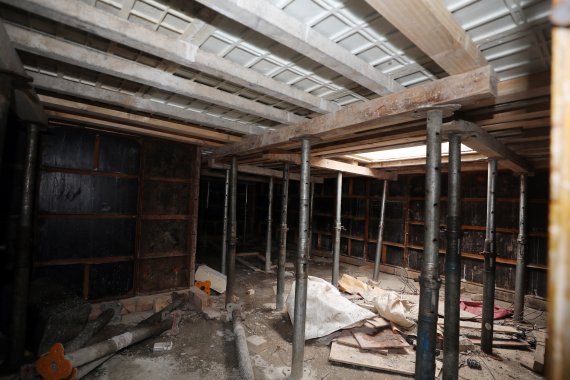 [광주=뉴시스] 류형근 기자 = 광주 서구 화정동 현대산업개발 신축 아파트 붕괴 사고 12일째인 22일 오후 아파트 39층을 받치고 있는 피트층 내부에 기둥이 세워져 있다. (공동취재사진). 2022.01.22. photo@newsis.com