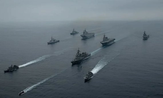 2021년 5월 일본 근해에서 미국의 상륙함과 일본의 강습헬기항모, 프랑스의 미스트랄급 상륙함, 호주의 함정 등이 동원돼 미·일·프랑스·호주 연합 해상기동 훈련을 벌이고 있다. 8월에는 미·영·일 연합훈련이 예정되어 있다. 참여국 모두 적극적으로 대중국 견제 전선을 형성하고 있다는 것이 군사전문가들의 평가다. 자료=미국 국방 영상정보 배포시스템(DVIDS)