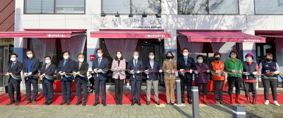 [광주=뉴시스] 변재훈 기자 = 광주 서구는 서구지역사회보장협의체와 함께 농성1동에 마을기업이 운영하는 '상록벚꽃마을 카페' 문을 열었다고 21일 밝혔다. (사진=광주 서구 제공) 2021.11.21. photo@newsis.com *재판매 및 DB 금지