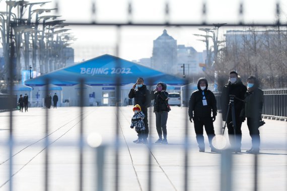 2022 베이징 동계올림픽 개막을 하루 앞둔 3일 중국 베이징 메인미디어센터 앞에서 시민들이 '폐쇄루프' 안을 들여다보고 있다. 사진=뉴스1