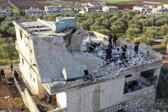 3일(현지시간) 시리아 이드리브주 아트메에서 미군 특수부대의 공격으로 파괴된 주택. 조 바이든 미 대통령은 미군이 이슬람국가(IS) 지도자 아부 이브라힘 알하셰미 알쿠라이시가 사망했다고 밝혔다.AP뉴시스