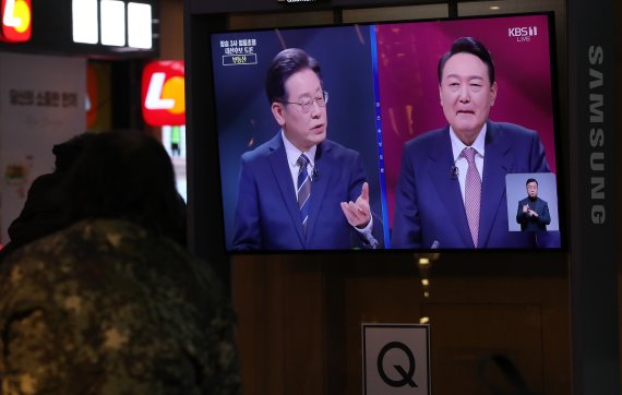 어제 3일 서울역 대합실에서 시민들이 2022대선 4자 대통령후보초청 방송토론을 시청하고 있다. /사진=뉴스1