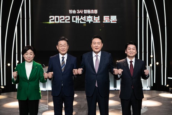 3일 서울 여의도 KBS에서 열린 방송 3사 합동 초청 '2022 대선 후보 토론'에 앞서 후보들이 기념촬영하고 있다. 왼쪽부터 심상정 정의당, 이재명 더불어민주당, 윤석열 국민의힘, 안철수 국민의당 대선 후보. 사진=뉴시스