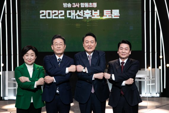 3일 서울 여의도 KBS에서 열린 방송 3사 합동 초청 '2022 대선 후보 토론'에 앞서 후보들이 기념촬영하고 있다. 왼쪽부터 심상정 정의당, 이재명 더불어민주당, 윤석열 국민의힘, 안철수 국민의당 대선 후보.사진=뉴시스