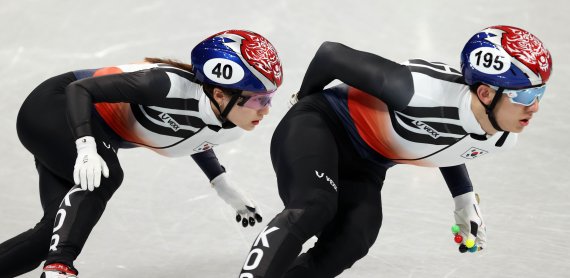 [베이징(중국)=뉴시스] 대한민국 쇼트트랙 대표팀 박장혁, 최민정이 3일 오후 중국 베이징 캐피탈 실내경기장에서 2022 베이징동계올림픽대회를 앞두고 훈련을 하고 있다. /사진=뉴시스