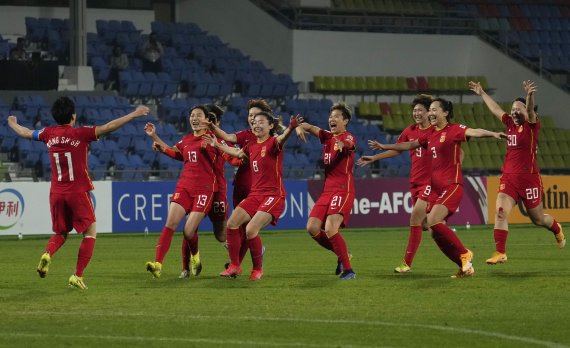 [푸네=AP/뉴시스] 중국여자축구대표팀 선수들이 3일(한국시간) 인도 푸네의 시리 시브 차트라파티 스타디움에서 열린 일본과 2022 AFC 여자 아시안컵 준결승전에서 승부차기에서 이기고 결승행을 확정한 뒤 환호하고 있다. 2022.02.04.