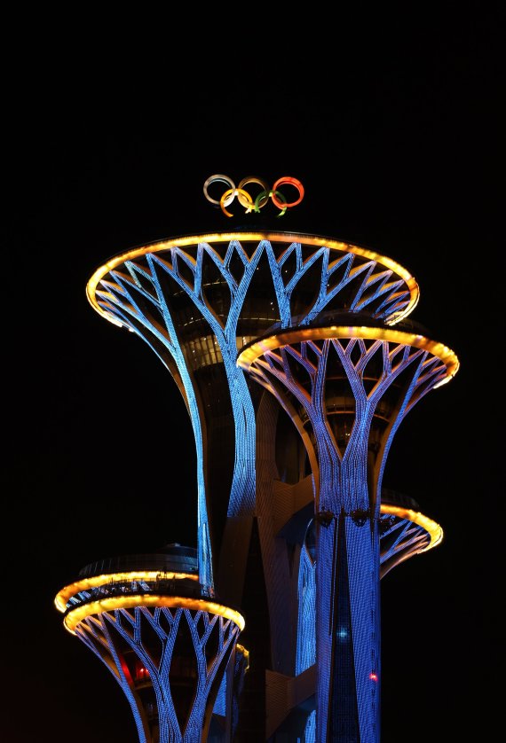 [베이징(중국)=뉴시스] 홍효식 기자 = 2022 베이징 동계 올림픽 개막을 하루 앞둔 3일 중국 베이징 올림픽 타워가 화려한 불빛을 밝히고 있다. 2022.02.03. yesphoto@newsis.com /사진=뉴시스