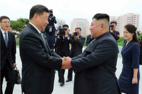 지난 2019년 6월 22일 북한 조선노동당 기관지 노동신문은 시진핑 중국 국가주석과 부인 펑리위안 여사가 같은 달 21일 평양 우의탑을 찾아 꽃바구니를 진정했다고 보도했다. 사진=노동신문 캡처