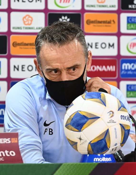 [두바이(아랍에미리트)=뉴시스] 배훈식 기자 = 파울루 벤투 대한민국 축구 국가대표팀 감독이 31일 오후 아랍에미리트 두바이 라쉬드 스타디움에서 2022 카타르 월드컵 최종예선 시리아 전을 앞두고 기자회견을 하고 있다. 2022.01.31. dahora83@newsis.com