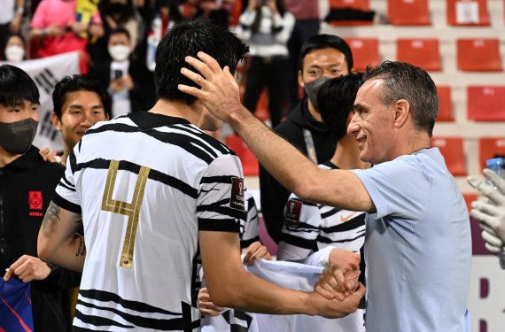 [두바이(아랍에미리트)=뉴시스] 배훈식 기자 = 대한민국이 10회 연속 월드컵 본선 진출을 확정한 1일(현지시간) 오후 아랍에미리트 두바이 라쉬드 스타디움에서 파울루 벤투 감독이 김민재의 머리를 쓰다듬어 주고 있다. 이날 대한민국 대표팀은 시리아를 2대 0으로 물리치고 남은 경기 결과에 상관없이 월드컵 본선 진출을 확정했다. 2022.02.02. dahora83@newsis.com